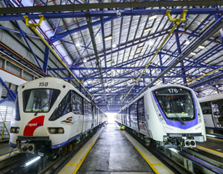 Two trains in a train hall